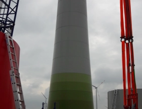 Opbouwen 126 meter hoge betonnen windmolen
